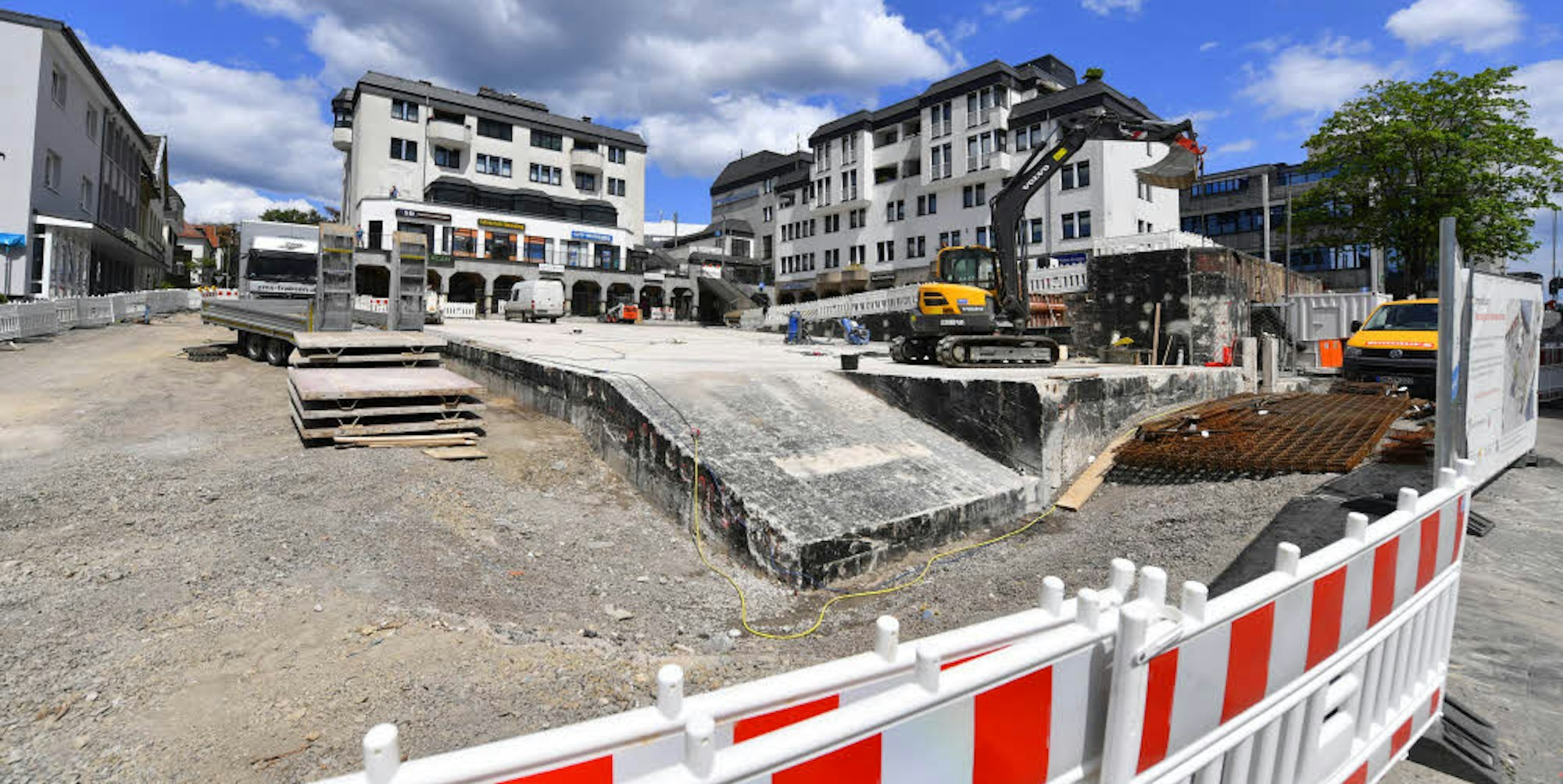 Für die Sanierung der Tiefgaragendecke am Bismarckplatz wurde der komplette Aufbau des Platzes abgetragen. Wenn die Garage neu abgedichtet ist, wird der Platz neu gestaltet.