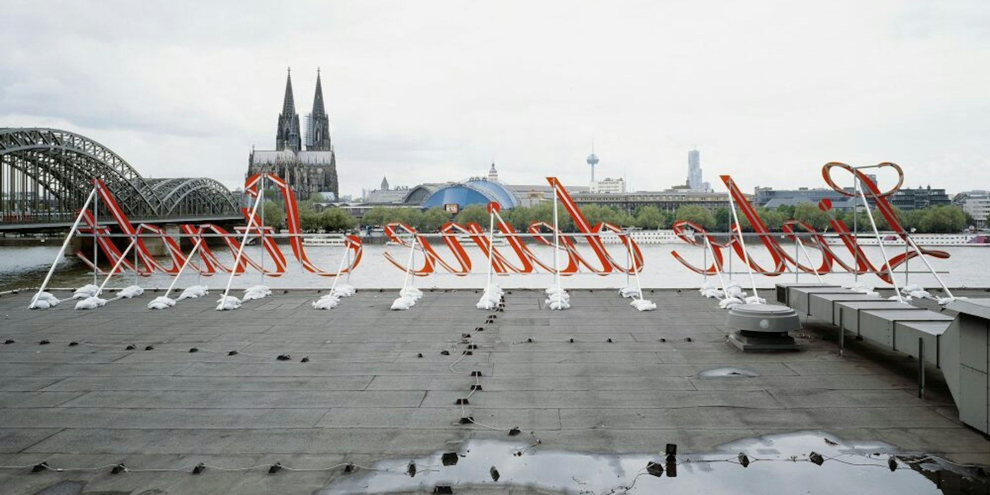 Auf dem Rheinpark-Pavillon war der Schriftzug „Liebe deine Stadt“ zu Beginn der Aktion zu sehen. Das Foto entstammt der Jubiläumsedition.