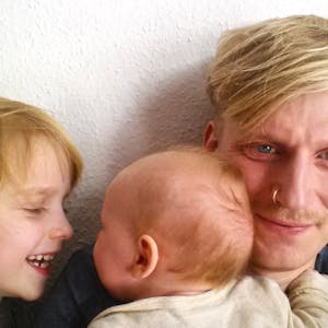 Jochen König mit seinen Töchtern Fritzi und Lynn.