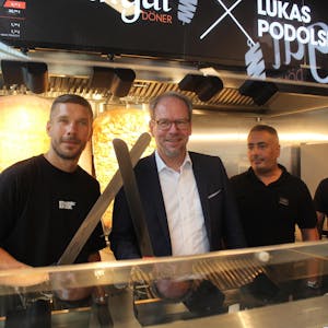 Lukas Podolski, Volker Mießeler und Metin Dag bei der Eröffnung des Mangal-Dönerrestaurants im Bergheimer Intro.