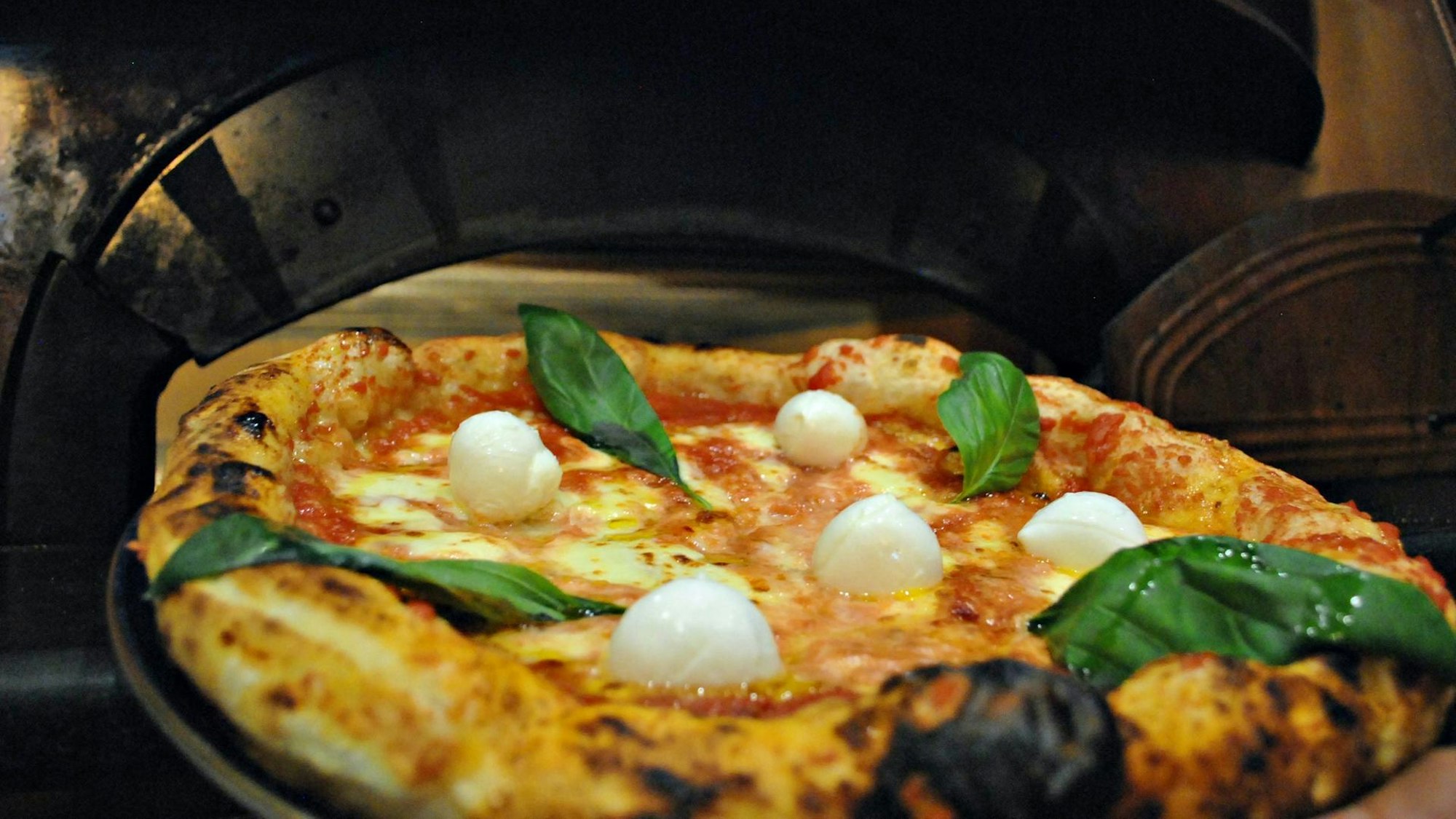 Eine Pizza, frisch aus dem Ofen in der Pizzeria „Made In Napoli" in Köln