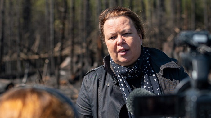 Auf dem Hömerich verschaffte sich Ministerin Ursula Heinen-Esser einen Eindruck von den Folgen des Brandes.