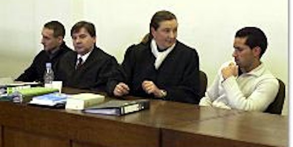 Die beiden Angeklagten Mehmed K. (l.) und Bülent D. (r.) mit ihren Verteidigern im April 2002 auf der Anklagebank des Kölner Amtsgerichts.