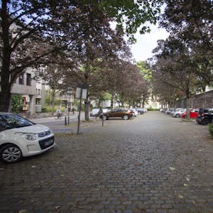 Der Parkplatz der Bezirksregierung grenzt an die Römermauer (rechts) und die Alte Wache (hinten Mitte).