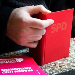 Das rote SPD-Parteibuch hatte Dirk Mau viele Jahre lang. Nun gab es der Kommunalpolitiker zurück, er will weiter die schwarz-grüne Kooperation im Stadtrat unterstützen.