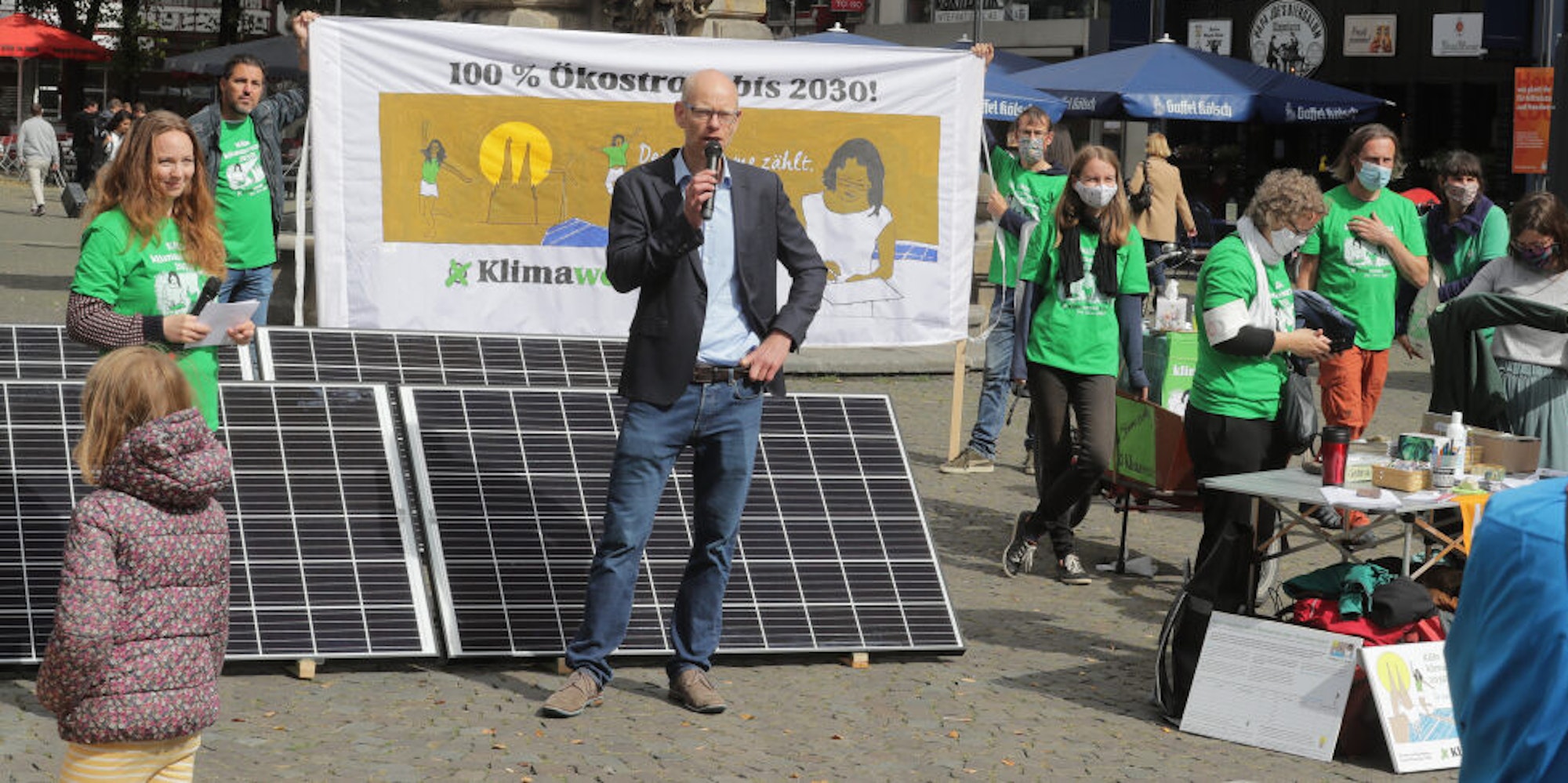 Klimaforscher Niklas Höhne beim Start des Bürgerbegehrens am Alter Markt.