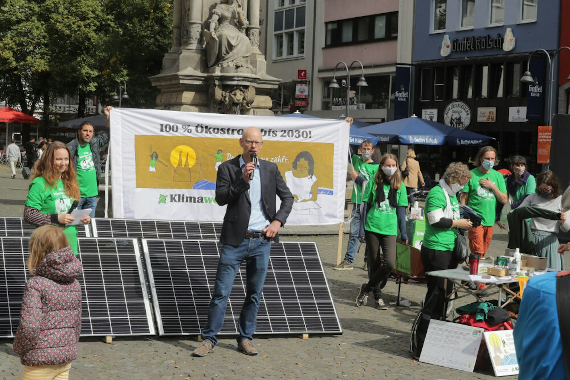 Klimaforscher Niklas Höhne beim Start des Bürgerbegehrens am Alter Markt.