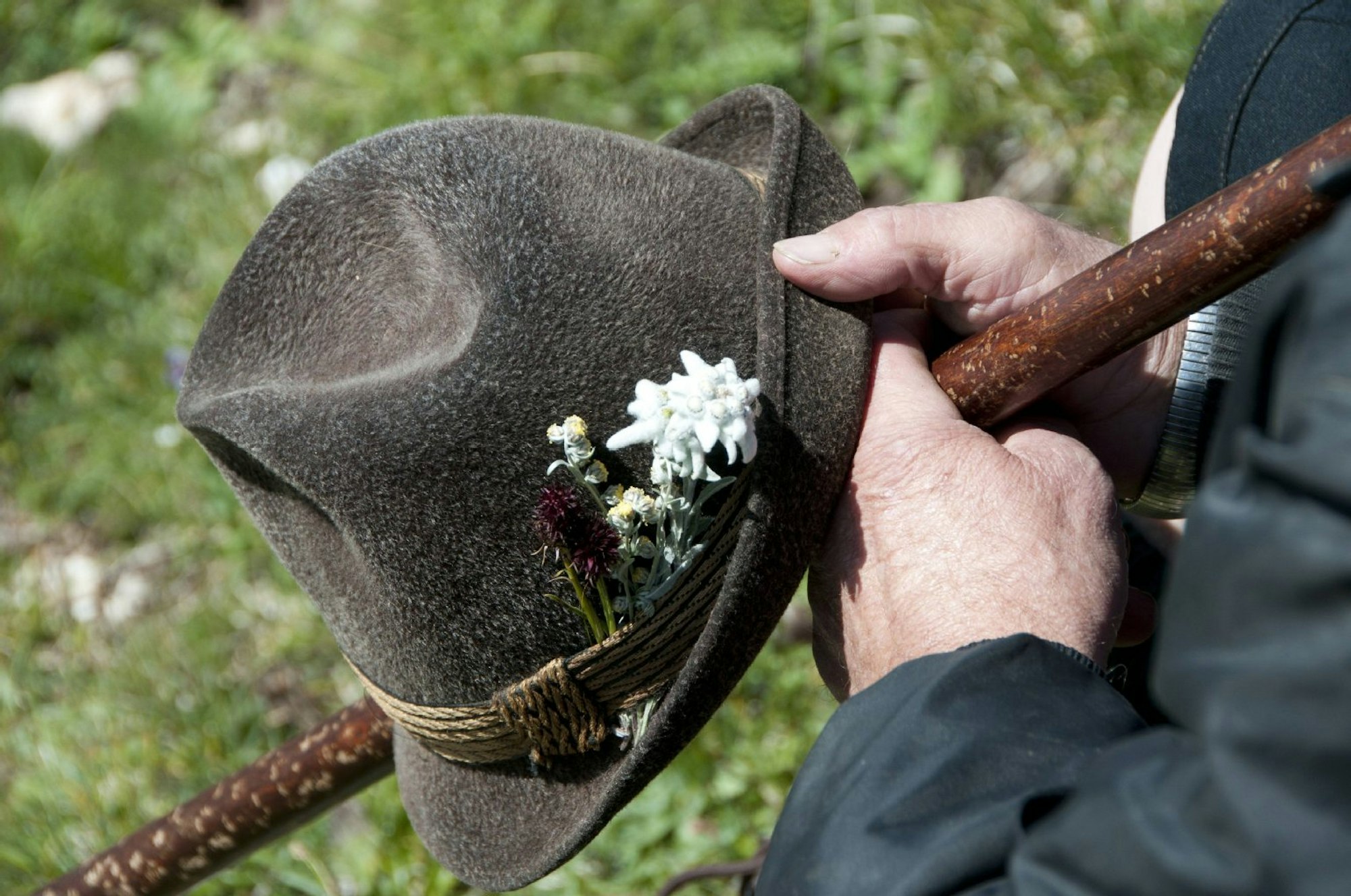 Traditionell unterwegs: Wanderer mit Hut und Holzstock.