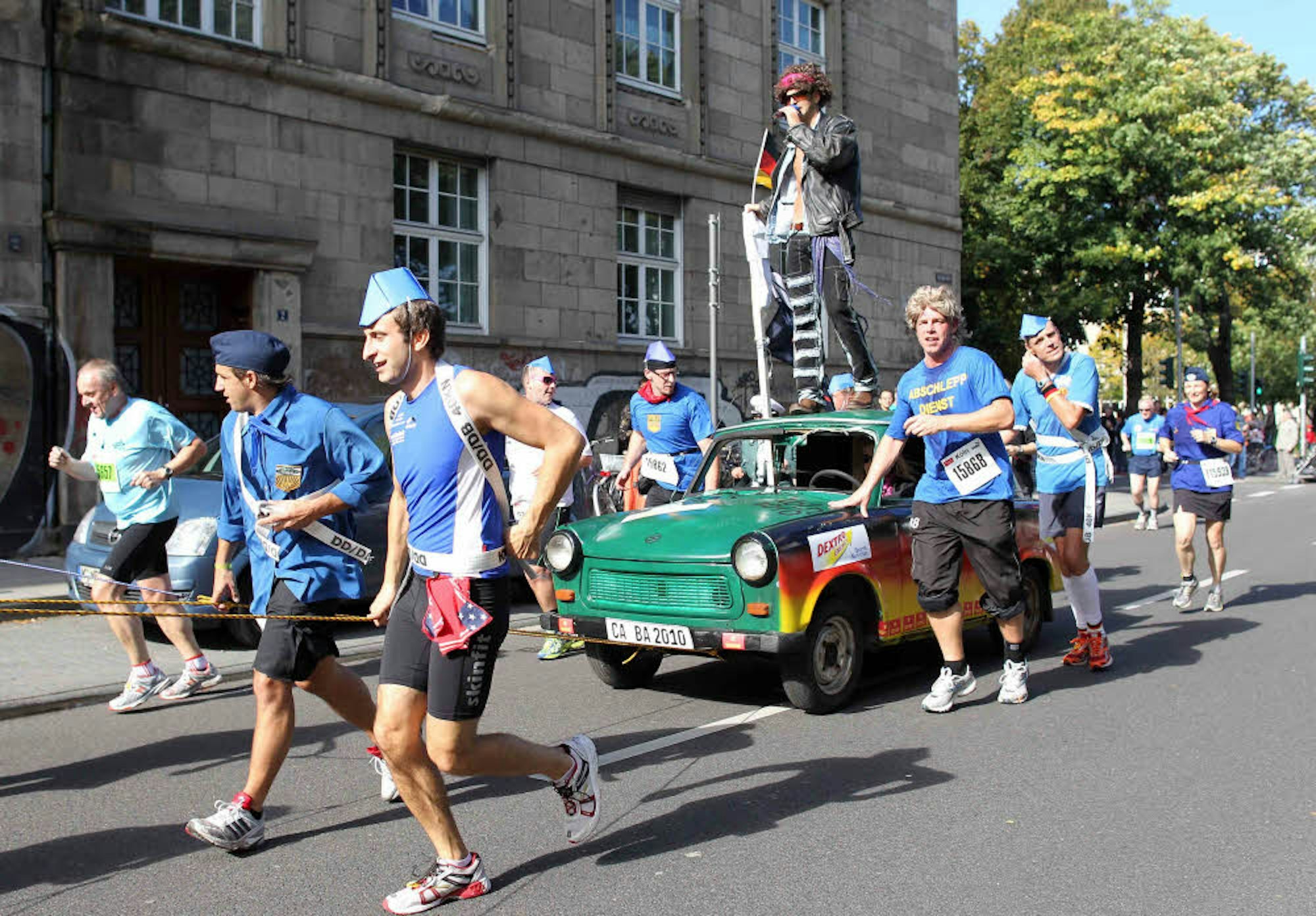 Zum Tag der deutschen Einheit am 3. Oktober 2010 ziehen 20 als FDJ-Pioniere verkleidete Läufer einen Trabbi über die Marathonstrecke.