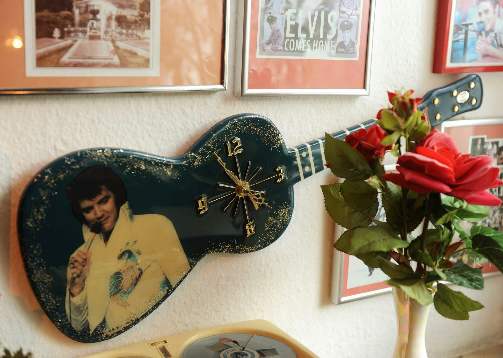 Mehrere Tausend Elvis-Erinnerungsstücke hat Hans Rüth gesammelt. Neben Schallplatten, Filmen und Postern sind auch ungewöhnliche Dinge darunter, wie etwa eine Elvis-Uhr in Gitarrenform