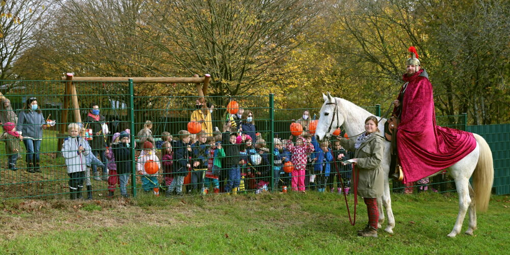 Hinter dem Zaun des Kindergartengeländes in Drabenderhöhe und mit genügend Abstand begrüßte Sankt Martin die Kinder bei seinem spontanen Ausritt auf Pferd Pü.