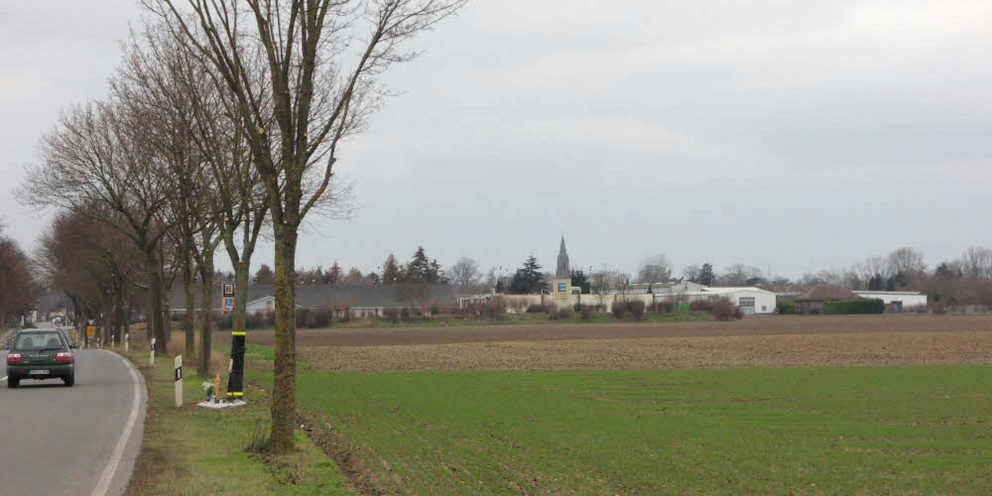 Wenn man von Blatzheim aus auf Buir zufährt, liegt das geplante Gewerbegebiet rechts neben dem Einkaufszentrum.