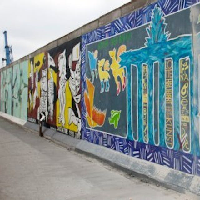 „Murus berlinensis“ (Berliner Mauer) wird aus Berliner Mauerstücken hergestellt. Damit soll etwa Patienten geholfen werden, die sich abschotten und unter Vereinsamung leiden.