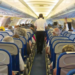 Nicht immer einfach: Im Flugzeug müssen es Passagiere mehrere Stunden auf engem Raum mit Fremden aushalten.