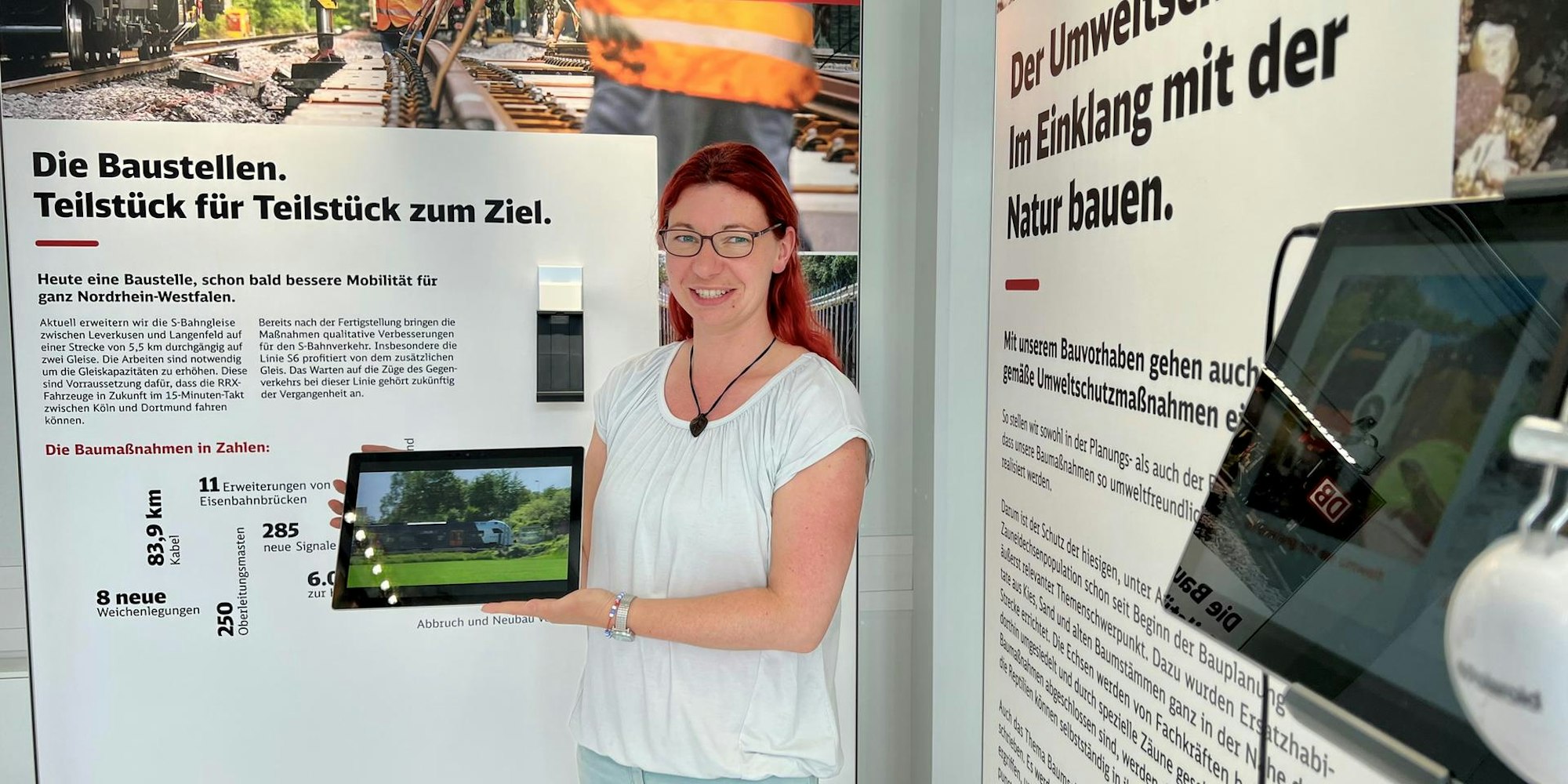 Sandra Schwarz und eine Kollegin führen Besucher auch durch die Ausstellung im neuen Bauinformationszentrum der Deutschen Bahn am Bahnhof Mitte.