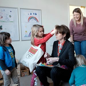 Oberbürgermeisterin Henriette Reker spielt bei ihrem Kita-Besuch mit den Kindern der Delfingruppe.
