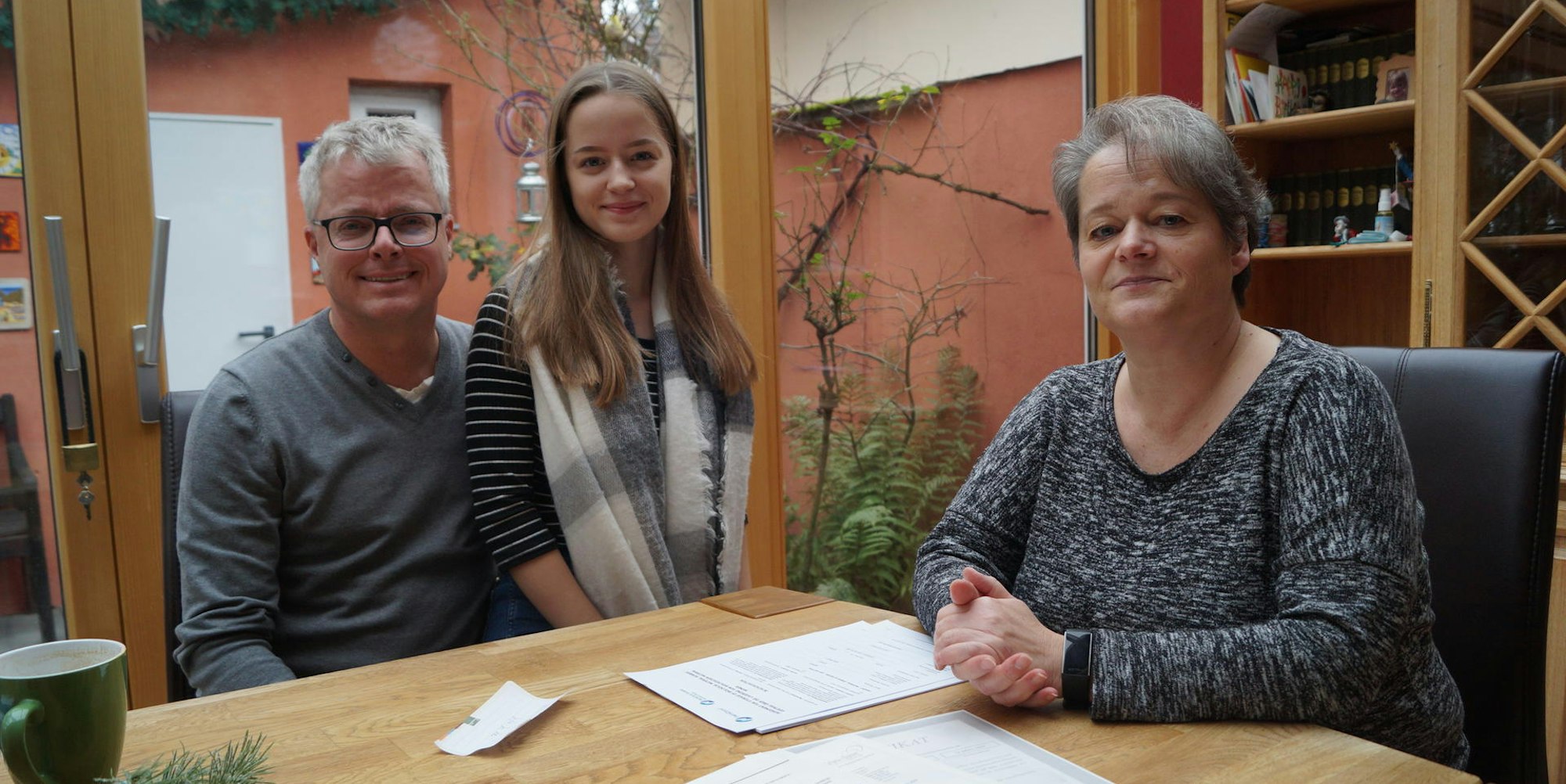 Hans-Jürgen und Andrea Quadt und ihre Tochter Victoria aus Kerpen befürchten, dass sie auf eine dubiose Firma reingefallen sind.