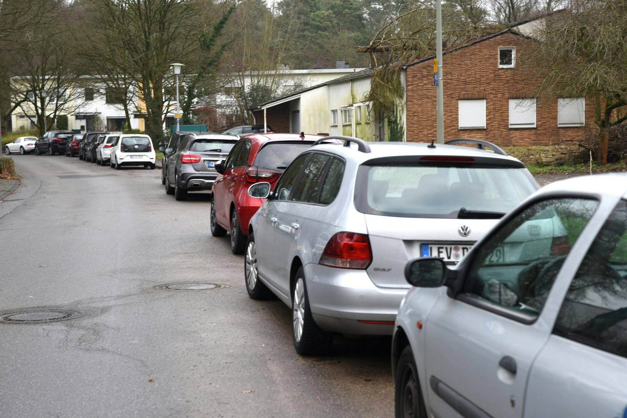 In der Geschwister-Scholl-Straße mangelt es an Parkplätzen.