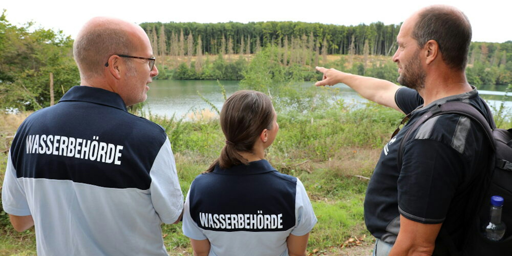 Auf Streife in der Wasserschutzzone 1: Lars Helmerichs, Rebecca Theis und Christoph Bisterfeld (v.l.) an der Vorsperre der Großen Dhünn-Talsperre .