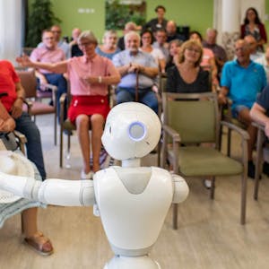 Der humanoide Roboter Pepper animiert die Besucher im Seniorenpflegezentrum Integra zum Mitmachen.