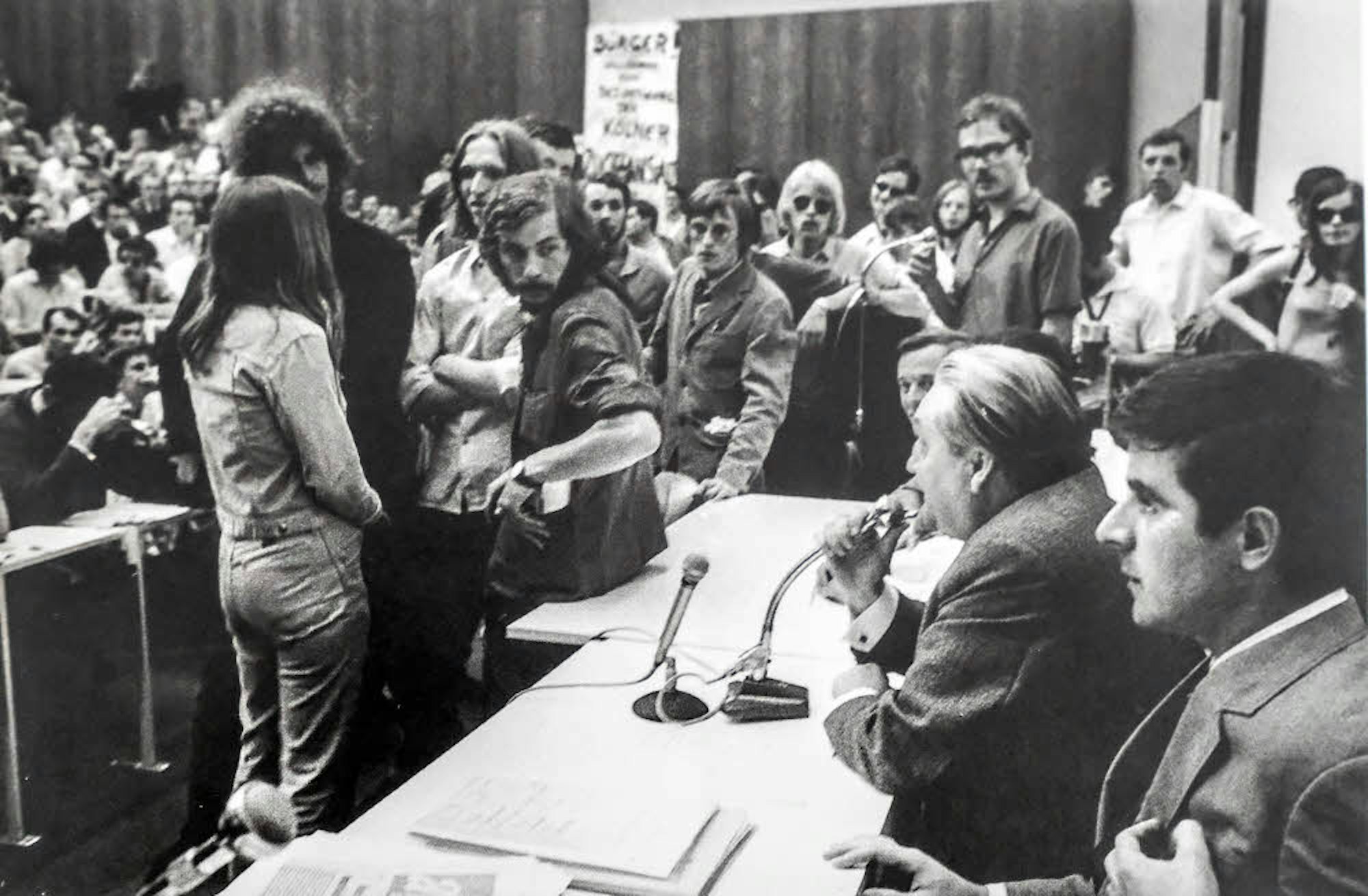 Im Zentrum des Protestes: Das Bild zeigt Rainer Kippe (Mitte, linke Hand am Tisch) 1968 während der Rektoratsbesetzung.