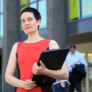 Christine Paul fordert mehr feste Stellen für Mitarbeiter an der Universität Köln.