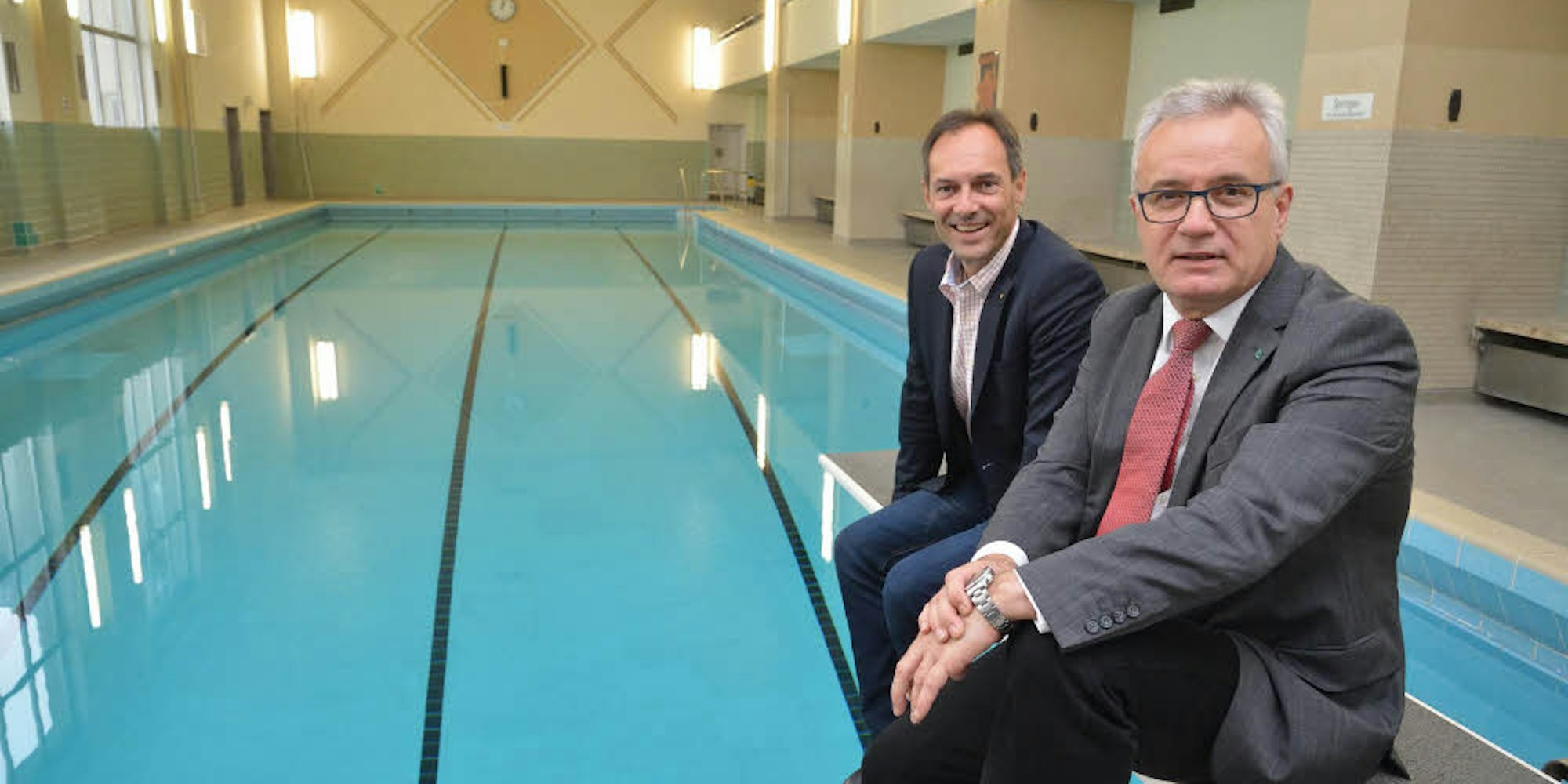 Die Geschäftsführer Manfred Habrunner und Bernd Martmann (v. l.) zeigen sich erleichtert über die Reparatur des Bades.