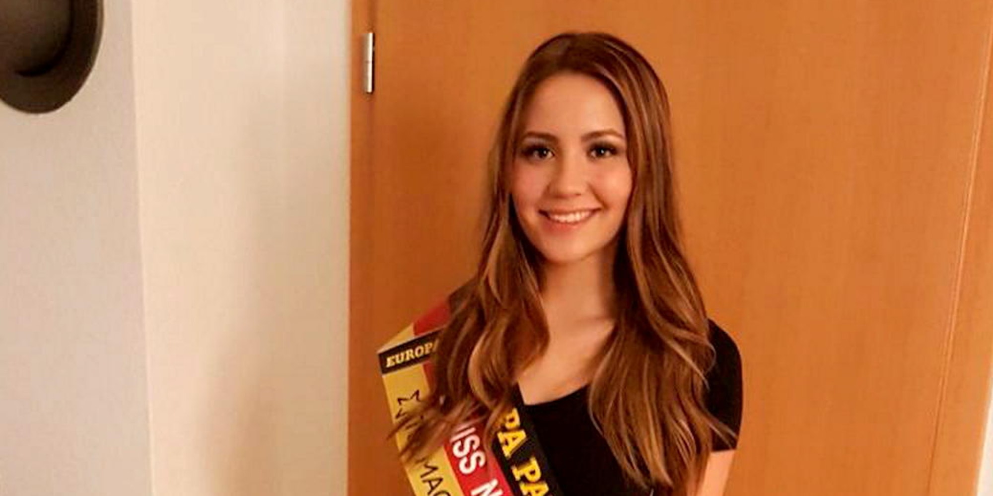 Schleife und Blumenstrauß: Die 18-jährige Flamersheimerin Alina Müllenborn belegte bei der Wahl zur Miss NRW den zweiten Platz und greift nach der Miss-Germany-Krone.