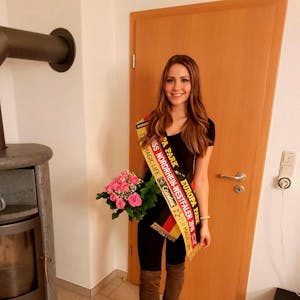 Schleife und Blumenstrauß: Die 18-jährige Flamersheimerin Alina Müllenborn belegte bei der Wahl zur Miss NRW den zweiten Platz und greift nach der Miss-Germany-Krone.