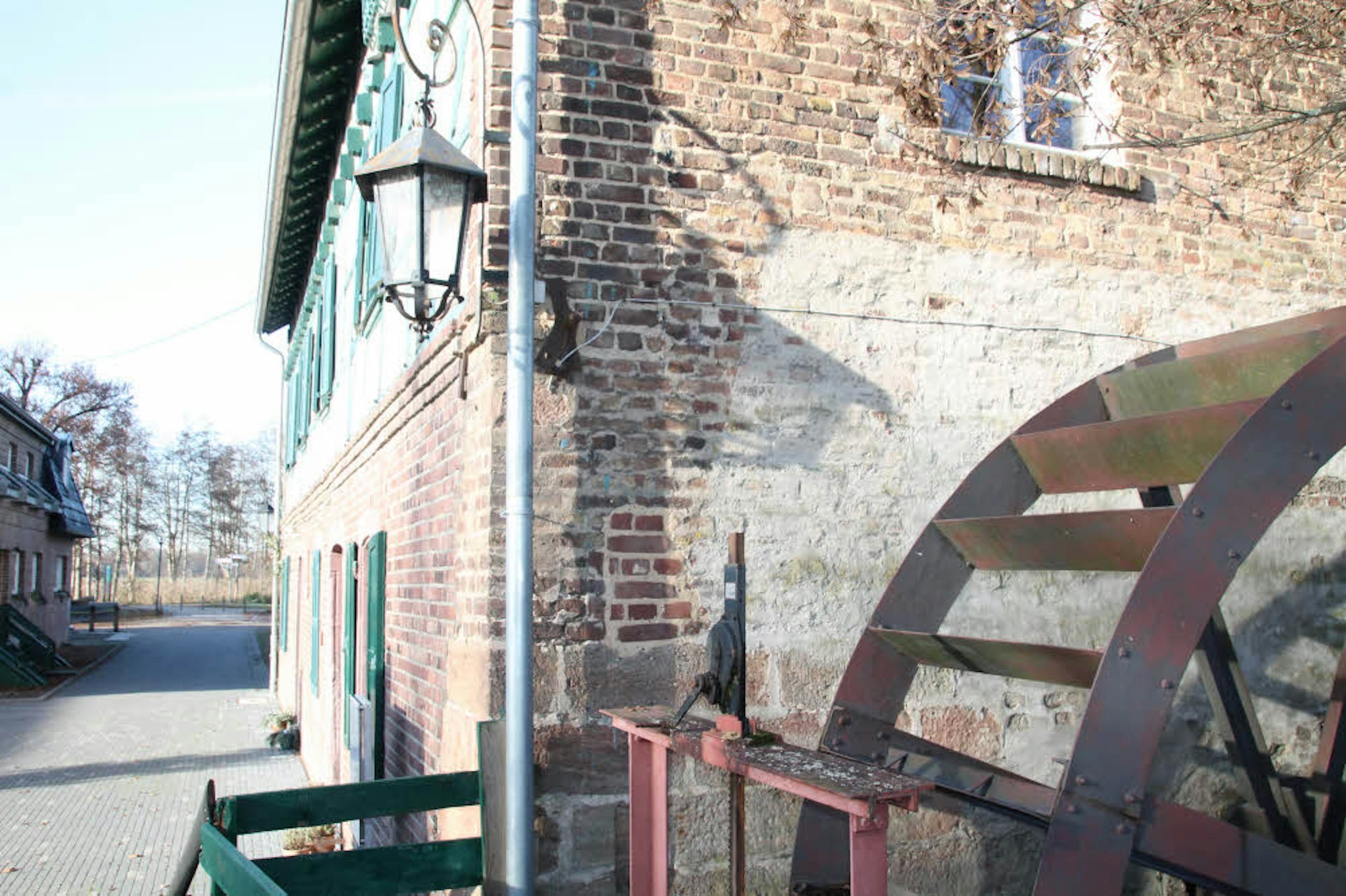 Das Mühlenhaus mit dem alten Mühlrad gehört zum Naturparkzentrum. Ringsherum gibt es Attraktionen für die Besucher.