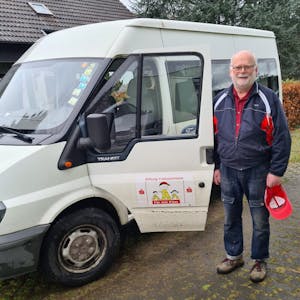 Mit einem Kleinbus der Kirchengemeinde fährt Bernd Overhaus Geflüchtete dorthin, wo sie mit öffentlichen Verkehrsmitteln nicht hinkommen.