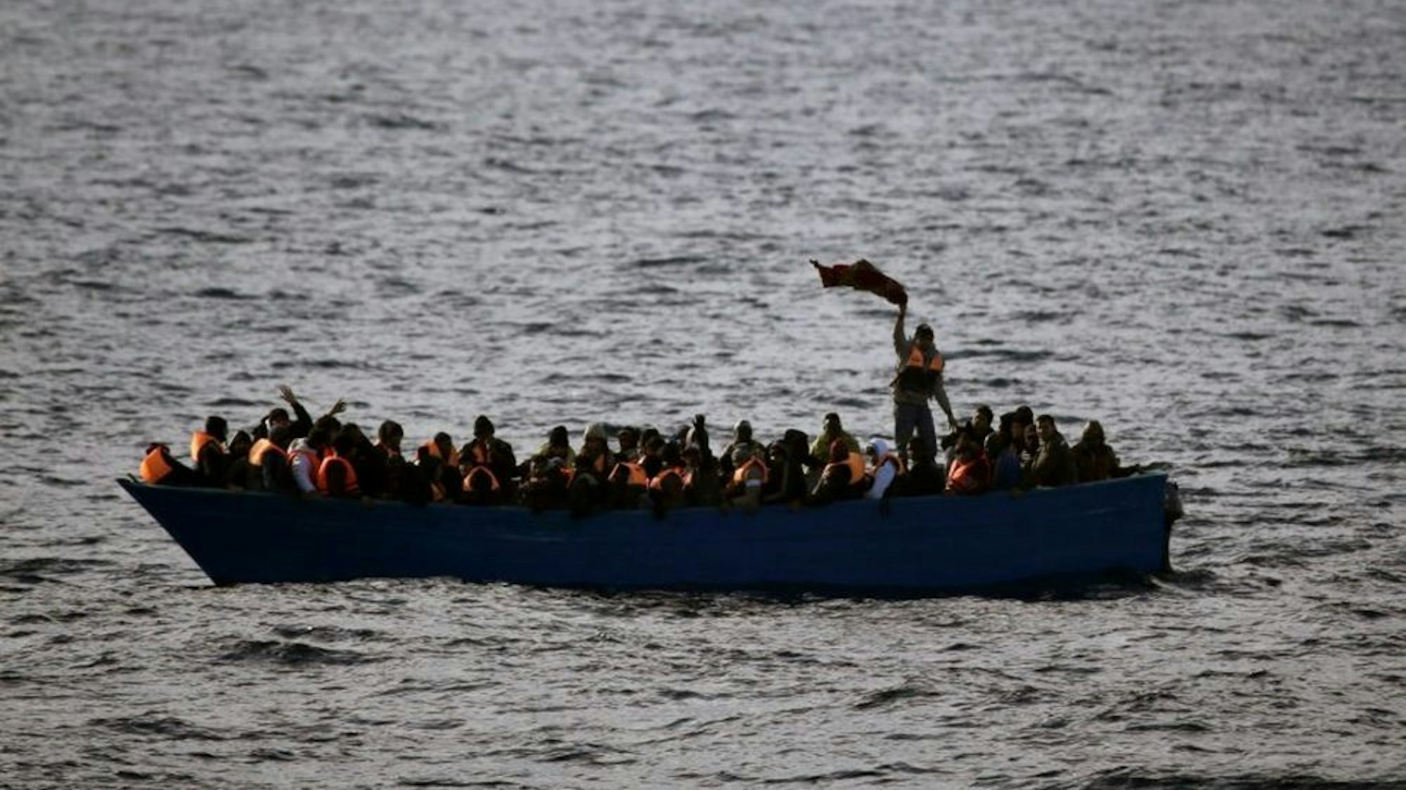 Ein Boot mit Geflüchteten in Seenot im Mittelmeer.