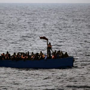 Ein Flüchtlingsboot in Seenot im Mittelmeer