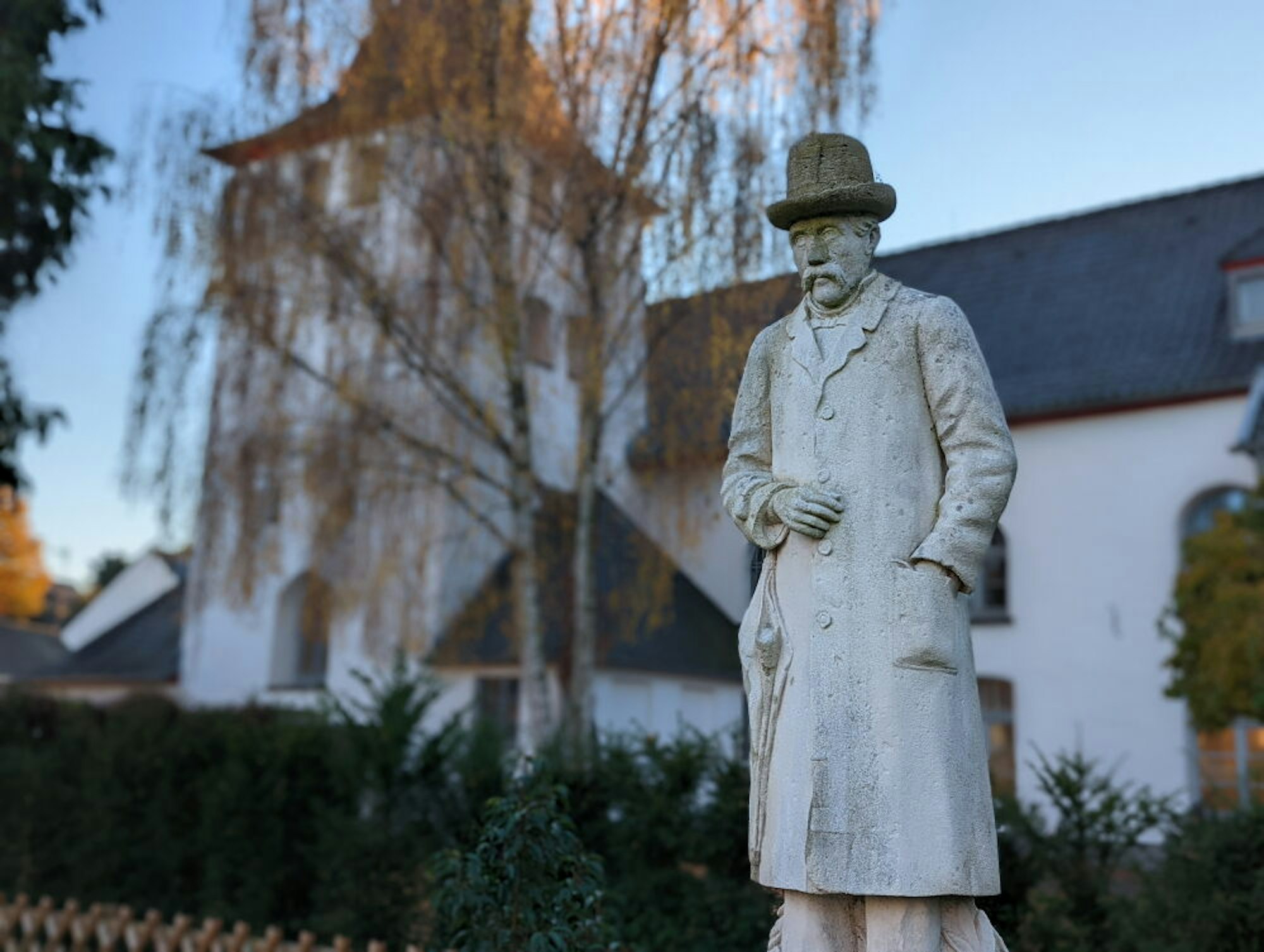 Ein Denkmal haben die Hürther dem Armenarzt Dr. Arnold Kürten vor dem alten Kloster in Alt-Hürth gesetzt.
