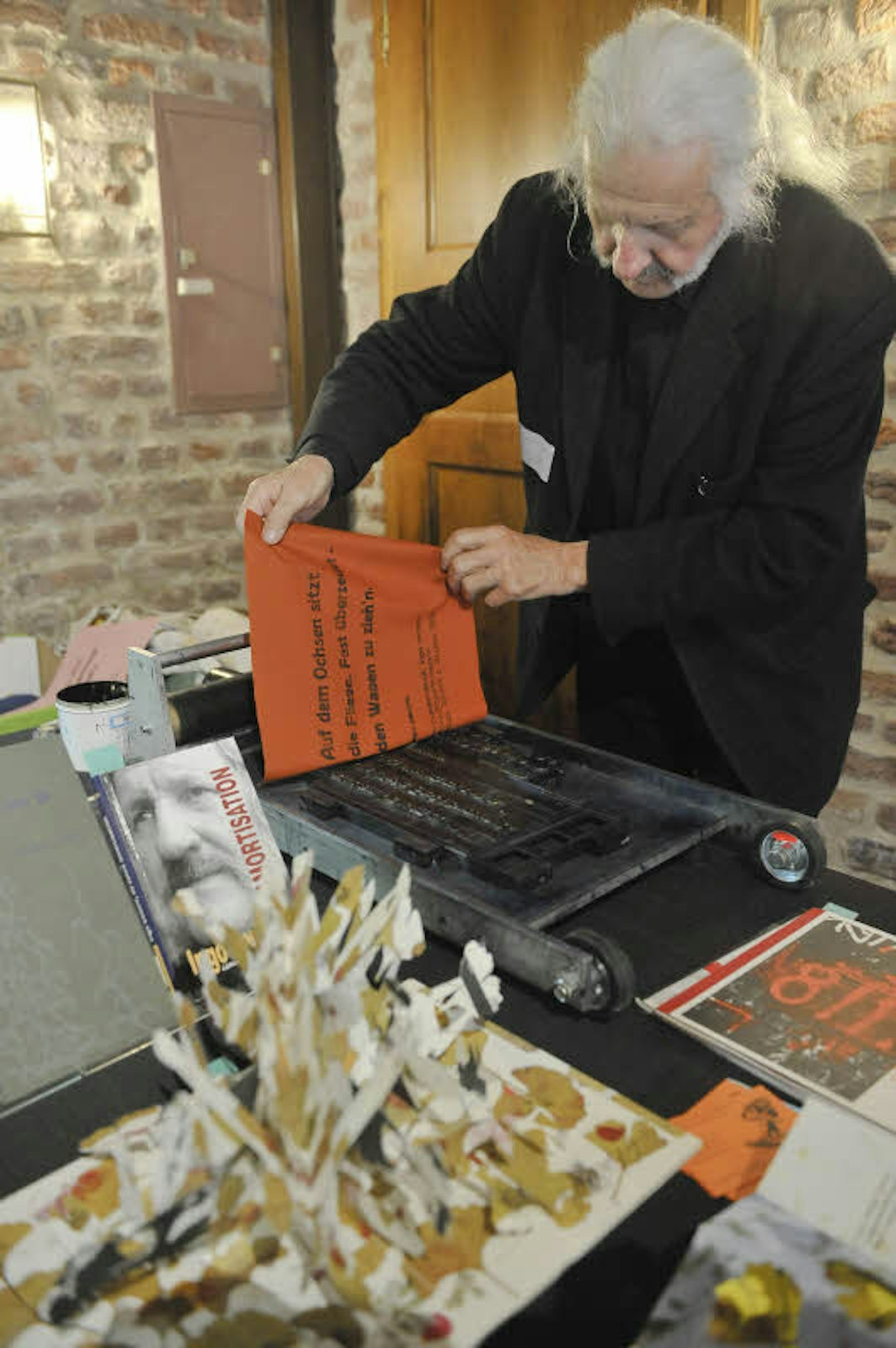Dichter und Künstler Ingo Cesaro beschwor die Kraft des Ginkgo und bediente eine mobile Druckerpresse.