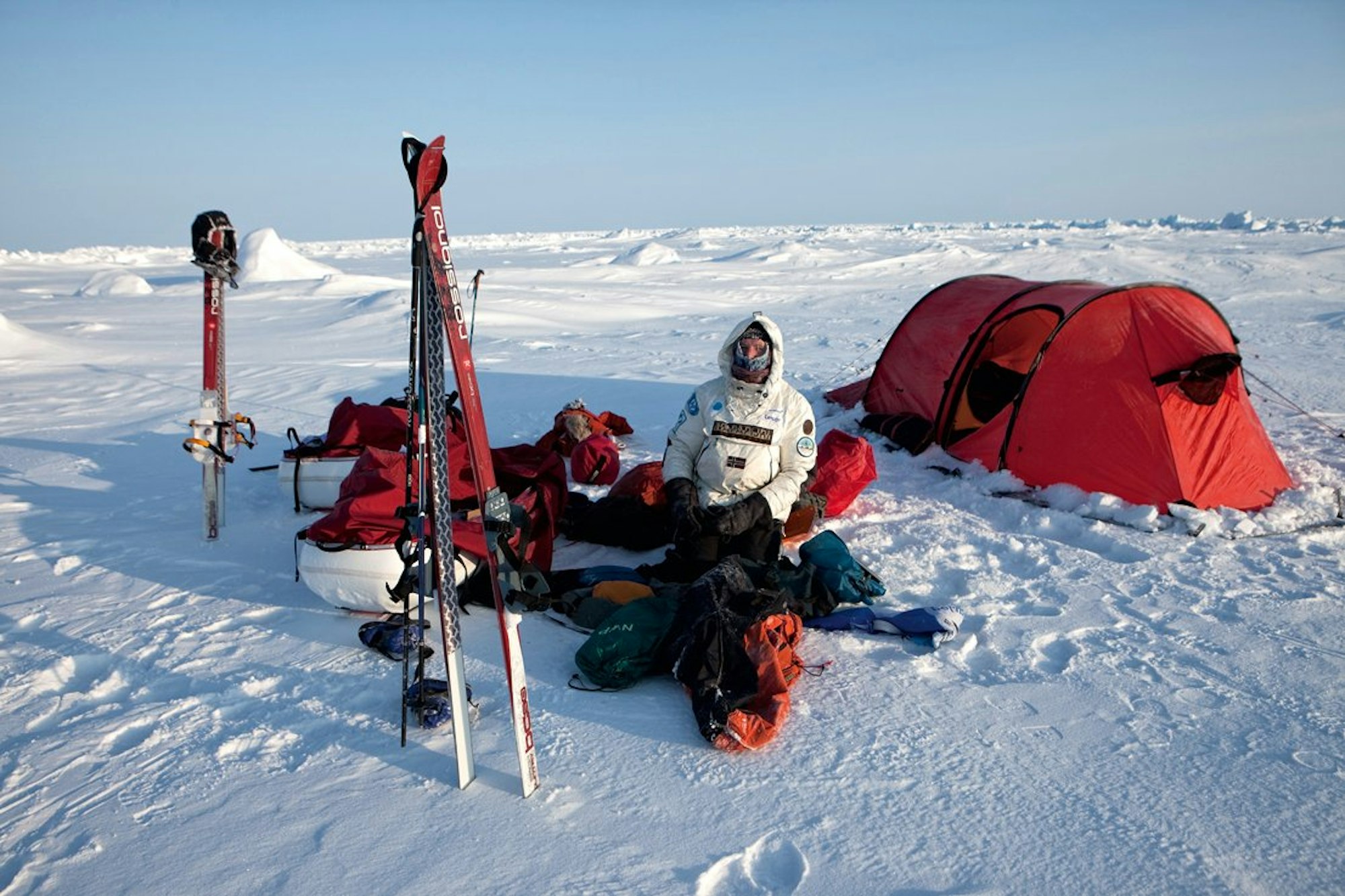 Auf Skiern fortbewegen, im Zelt schlafen: Sebastian Copeland inmitten der Ausrüstung in der Arktis