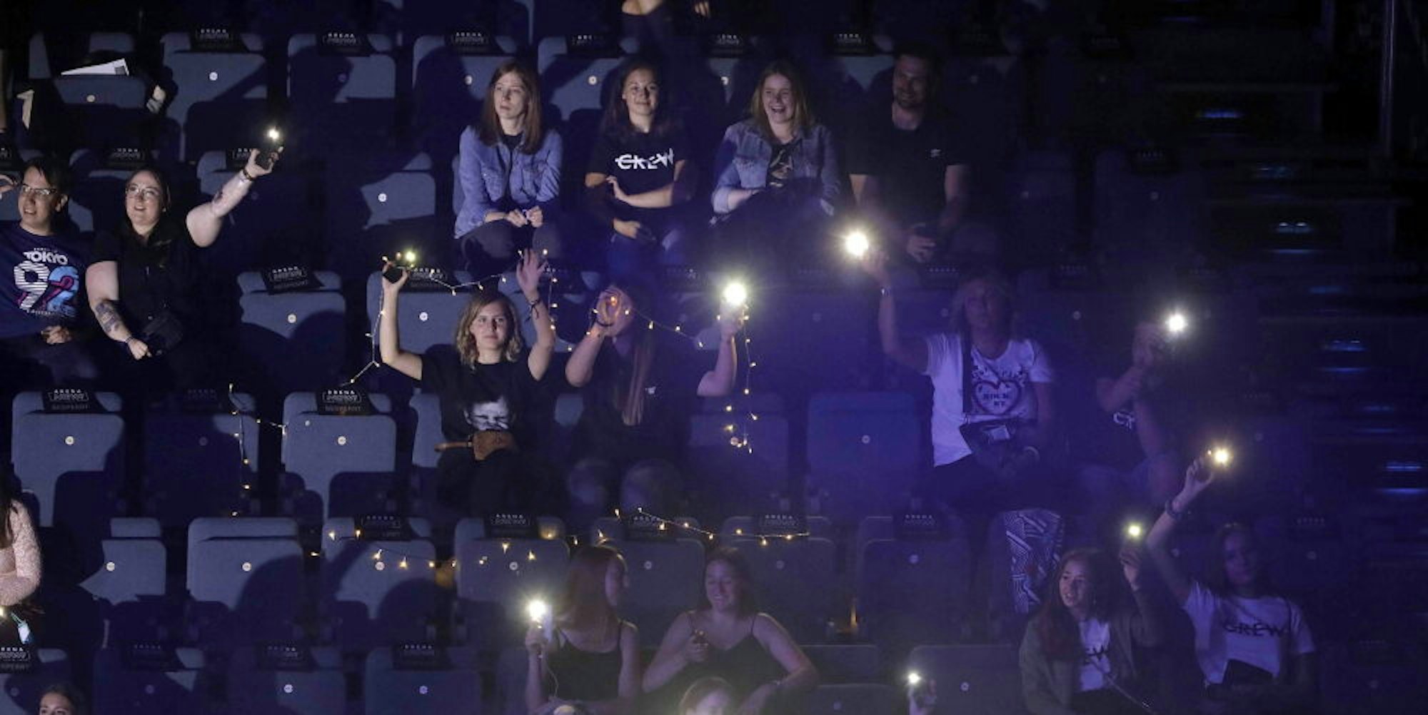 Besucher beim Konzertbesuch in der Lanxess-Arena