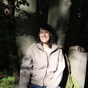 Sandra Knümann nennt das Waldbaden auch bewusstes Schlendern unter Baumkronen.