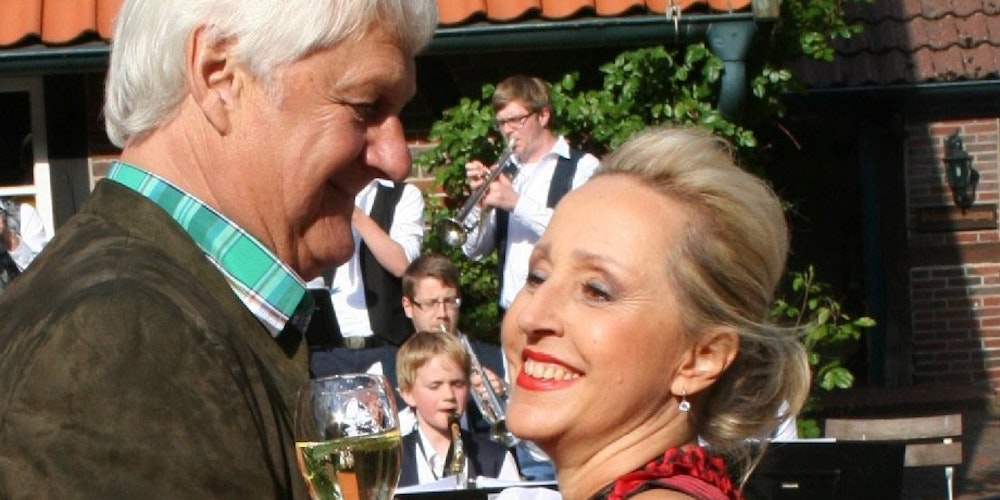 Noch im vergangenen Jahr auf ihrem 60. Geburtstag fröhlich wie immer: Hilde Krekel tanzt mit ihrer Liebe, dem Ex-Werder-Fußballer Max Lorenz.