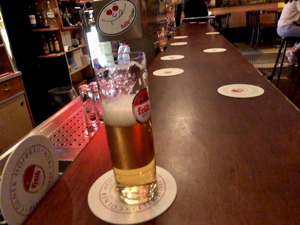 Symbolbild: Ein Bierglas am Tresen im Chlodwig Eck.