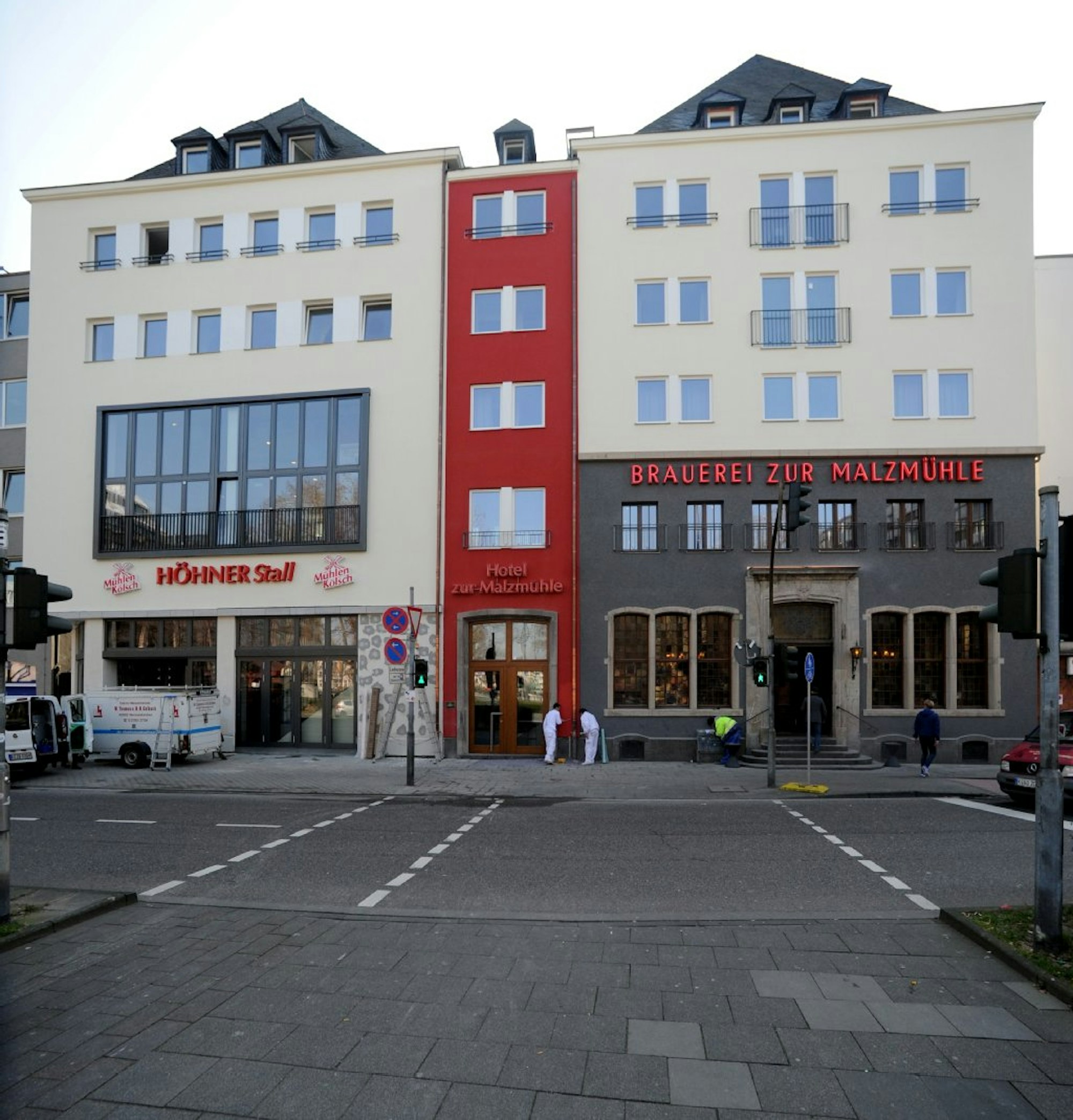 Im Dreierpack: Der Höhnerstall, das Hotel zur Malzmühle und die gleichnamige Brauerei am Heumarkt.