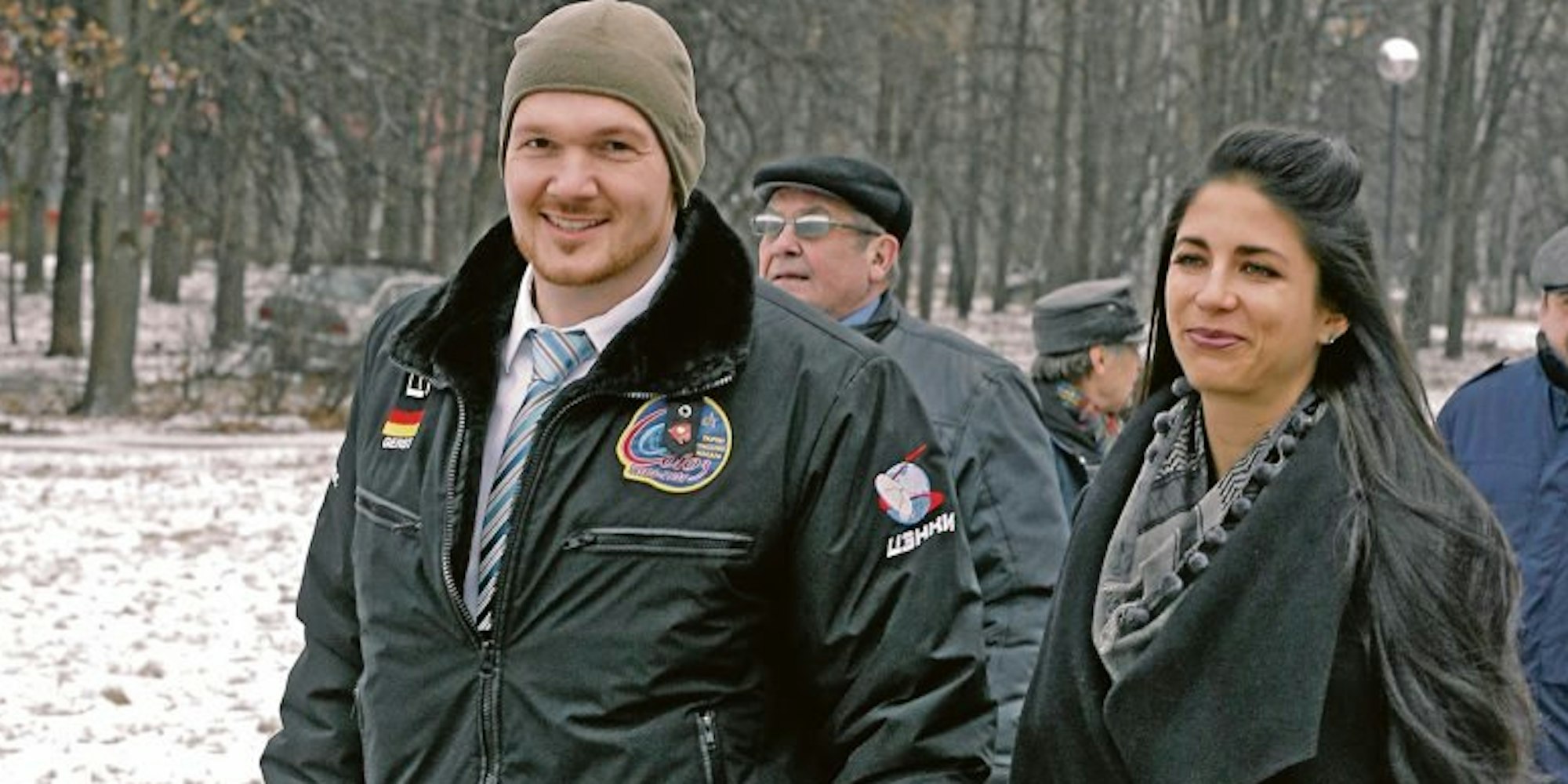 Hand in Hand marschieren Astronaut Alexander Gerst und seine Freundin Laura Winterling gemeinsam durch den russischen Winter.