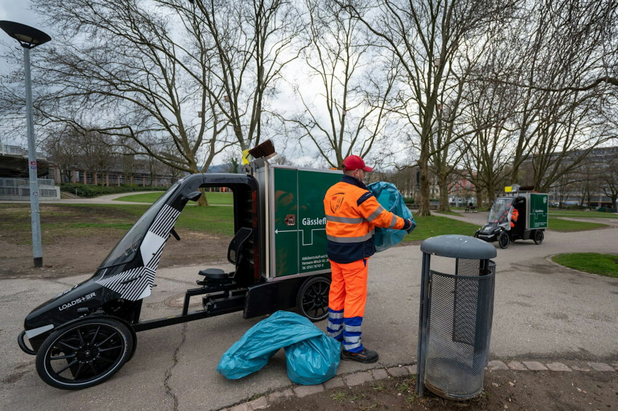 Die Mitarbeiter der Freiburger Abfallwirtschaft bei der Arbeit in einem Park. Die Verwaltung ist sehr zufrieden mit den Gässleflitzern.