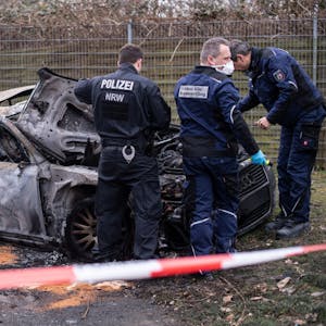 Brandermittler untersuchten ein Fluchtauto nach dem Überfall auf den Geldtransporter am Kölner Flughafen.