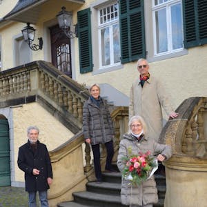 Blumen zum Abschied gab es für Ingrid Ittel-Fernau, allerdings nur draußen auf der Schlosstreppe improvisiert. Links neben ihr der neue Vorsitzende Alwin-Georg Maibach, hinten (v.l.) Marianne Krupp-Lippold und Dr. Heiko Lippold.
