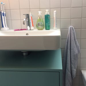 Ein Handtuch hängt in einem Badezimmer