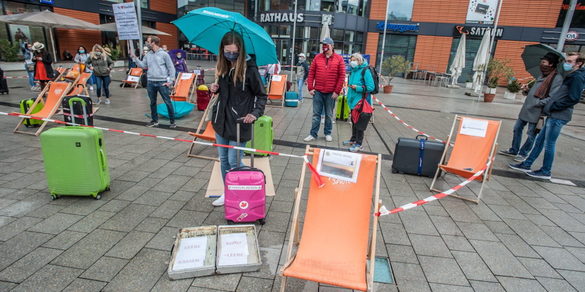 Liegestühle, Koffer, Schirme, Plakate – und Masken. So machten Leverkusener Reisebüros am Mittwoch um 12 Uhr vor dem Rathaus auf ihre gegenwärtige Notsituation aufmerksam.