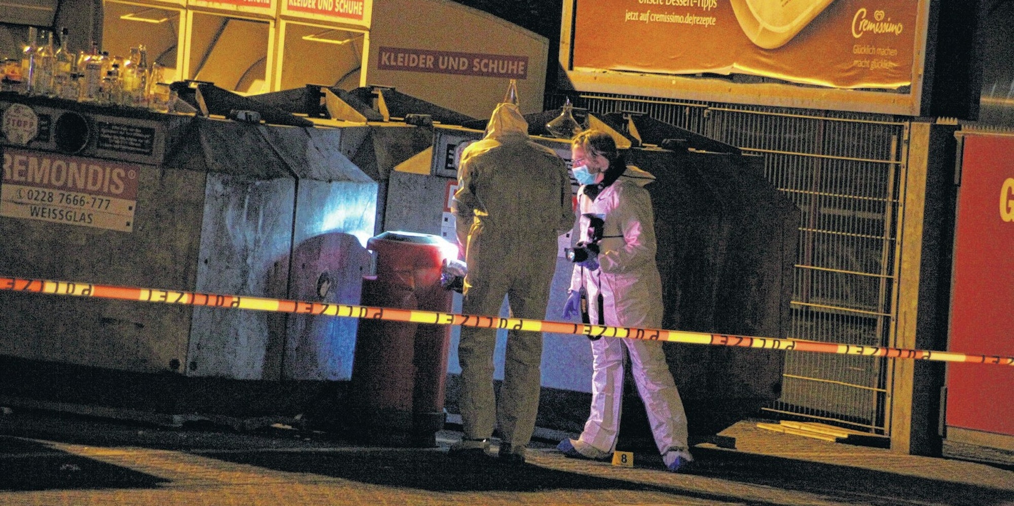 Beamte der Bonner Mordkommission sicherten die Spuren am Tatort in Sieglar.