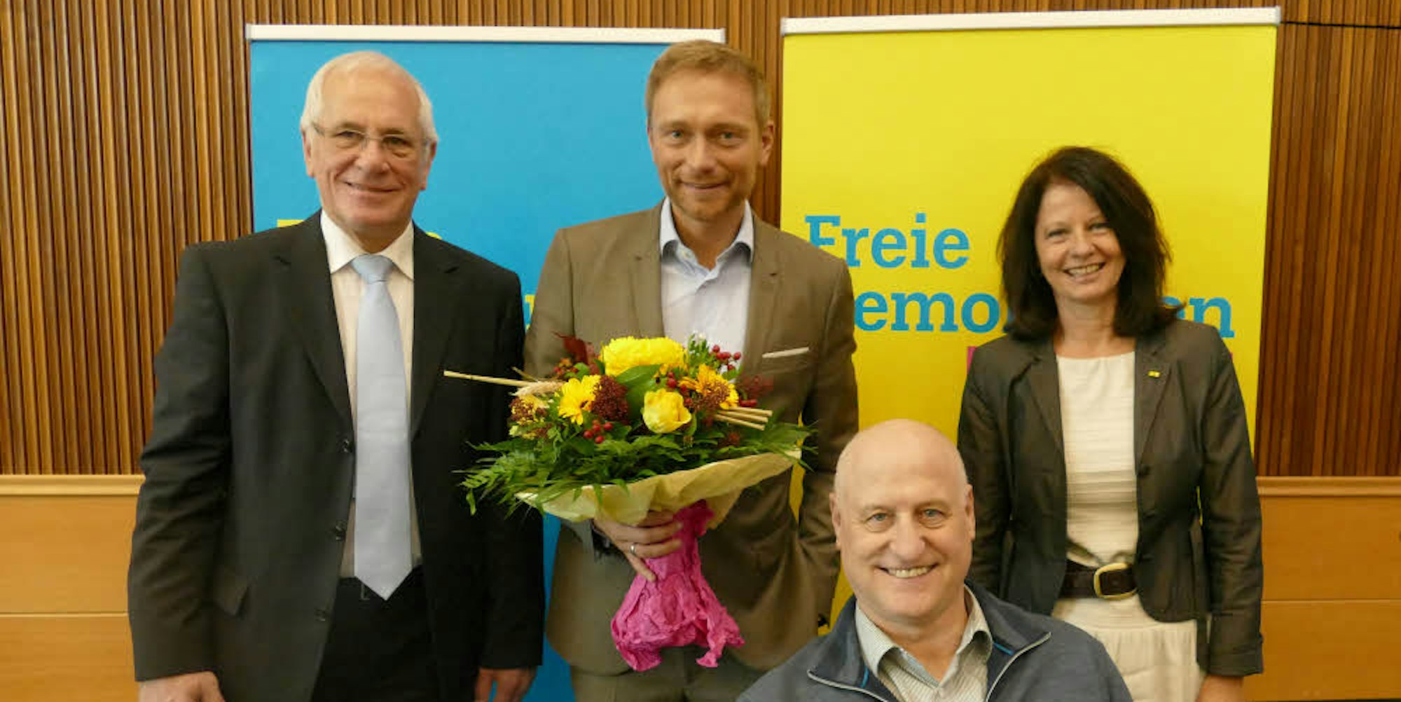 Kreisvorsitzender Hermann Küsgen, Bundestagskandidat Christian Lindner, Landtagskandidaten Anita Rick-Blunck und Lothar Esser (v .l.) nach der Wahl im Kreishaus.
