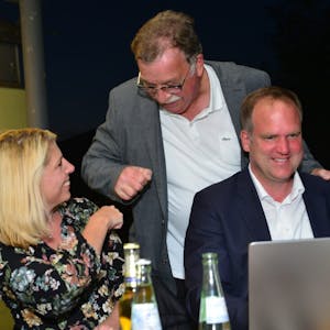 Über den Wahlsieg freuen sich CDU-Vorsitzende Gudrun Baer, Kandidat Reinhard Meyer und Bürgermeister Dirk Breuer.